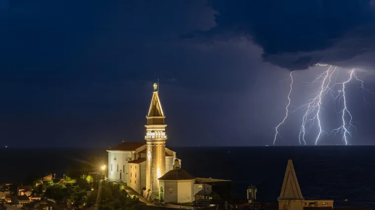 Snažno nevrijeme pogodilo susjede: Tuča i poplave, alarm upaljen za Hrvatsku