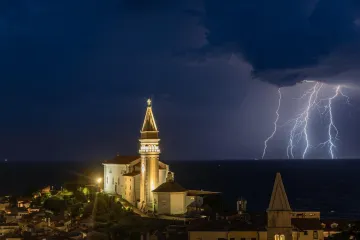 Snažno nevrijeme pogodilo susjede: Tuča i poplave, alarm upaljen za Hrvatsku