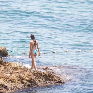Toplo vrijeme izmamilo ljepotice na plažu: Pogledajte prizore iz Dubrovnika