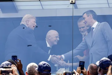 Kamere snimile 'naji&scaron;čekivaniji' trenutak na tribinama: Trump mu je pružio ruku nakon svega