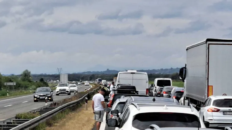 Opet kaos na cestama, prema moru 'gmižu' kolone: 'Ljudi su iza&scaron;li iz auta, stojimo'