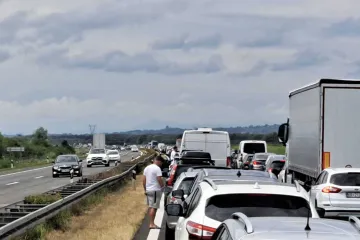 Opet kaos na cestama, prema moru 'gmižu' kolone: 'Ljudi su iza&scaron;li iz auta, stojimo'