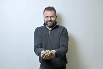 Sven radi kao programer, a nakon posla proizvodi domaću tjesteninu, i to od - batata