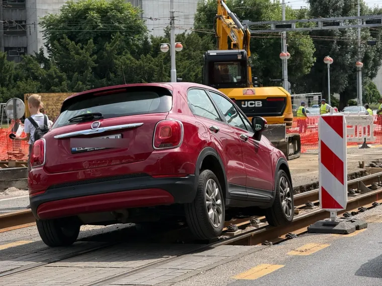 Vozača Fiata će ovo ko&scaron;tati: Pogledajte &scaron;to se dogodilo na ključnom križanju