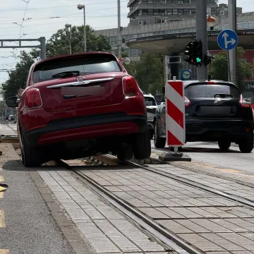 Vozača Fiata će ovo ko&scaron;tati: Pogledajte &scaron;to se dogodilo na ključnom križanju