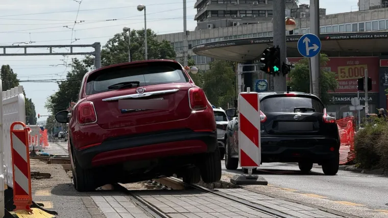 Znate li koliko će vas ko&scaron;tati ako autom upadnete u tračnice? 'Naplaćujemo maksimalne kazne'