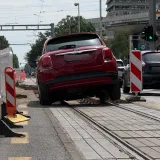 Znate li koliko će vas ko&scaron;tati ako autom upadnete u tračnice? 'Naplaćujemo maksimalne kazne'