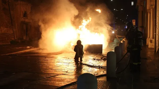 Apsolutno ludilo, kr&scaron; i lom: Bacili eksploziv kod policijske zgrade, uslijedio žestoki sukob