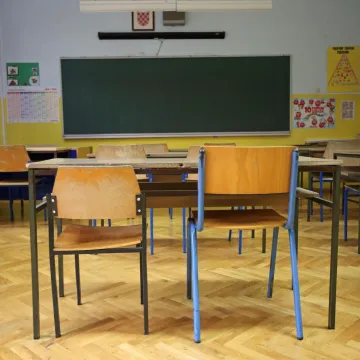 Majka učenika napala ravnateljicu zbog ocjene: 'Lupala je &scaron;akom od stol, i mene je udarila'