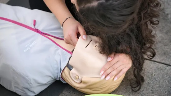Žena zavr&scaron;ila na intenzivnoj, mislili su da ima infarkt: A ona je samo bila - previ&scaron;e sretna