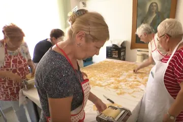 Vinkovčanke čuvaju recept star generacijama: 'Žali Bože juhe bez domaće tjestenine'