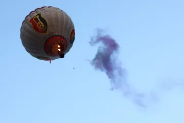 Prvi čovjek koji se biciklom spustio s vrha balona na vrući zrak u potpuni bezdan