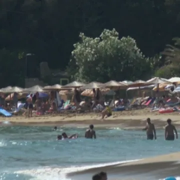 Od cijene pizze preko ča&scaron;e vina do smje&scaron;taja: Je li jeftinije ljetovati na Braču ili na Krfu?