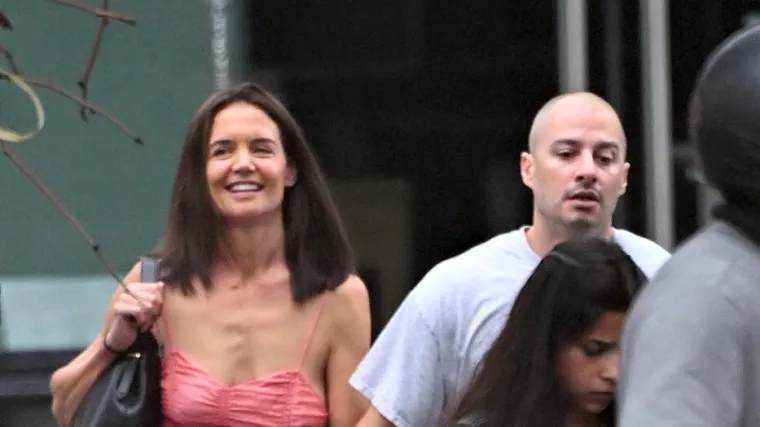 Držali se za ruke i razmjenjivali nježnosti: Katie Holmes snimljena s devet godina mlađim dečkom