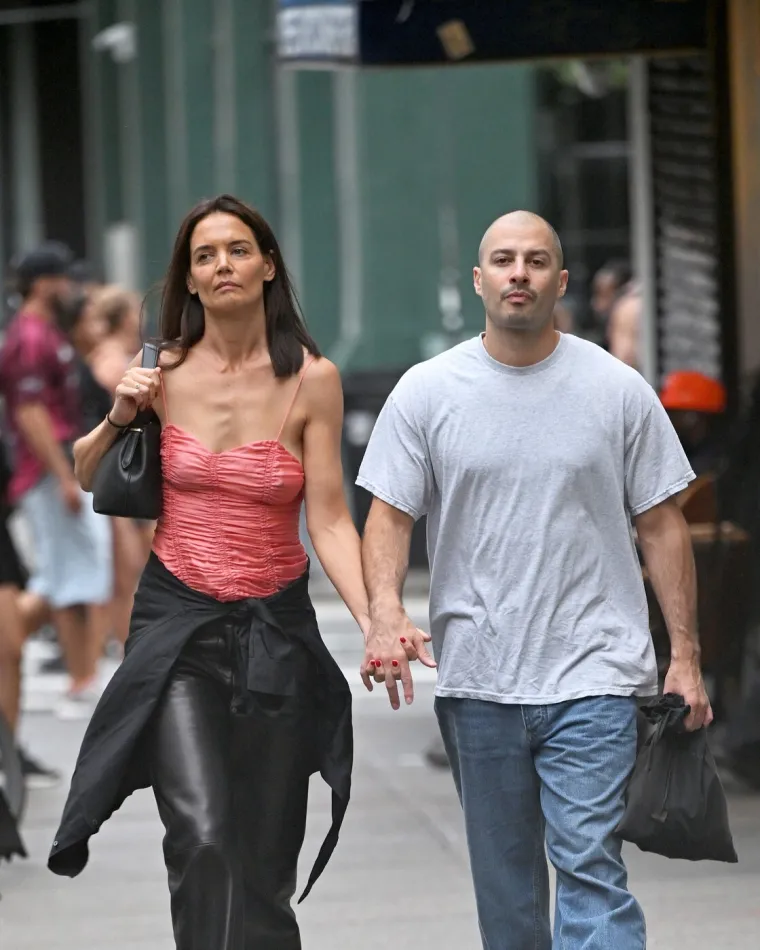 Držali se za ruke i razmjenjivali nježnosti: Katie Holmes snimljena s devet godina mlađim dečkom