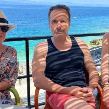 Alan Blažević iz 'Divljih pčela' pozirao sa suprugom i televizijskom suprugom pa se na&scaron;alio: 'Kad te žena uhvati in flagranti...'
