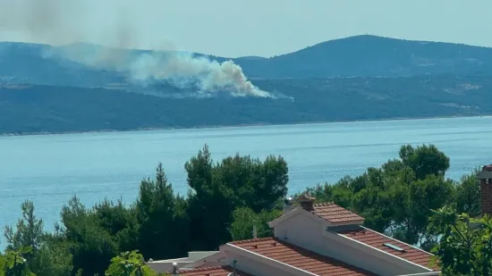 Buknuo požar na Braču, vatrogascima u pomoć stigli kanader i Air Tractor