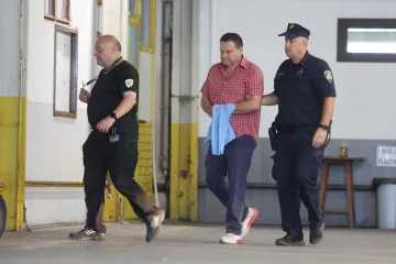 Lisice skriva majicom: Pogledajte dovođenje uhićenog direktora HOO-a na ispitivanje
