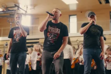 Zapre&scaron;ić Boysi za Direkt: Kako navijačke pjesme i violine pomažu gluhoj i nagluhoj djeci?