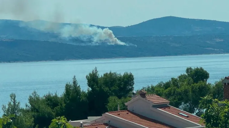 Na požari&scaron;tu na Braču od jutra dežura 38 vatrogasaca