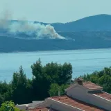 Na požari&scaron;tu na Braču od jutra dežura 38 vatrogasaca