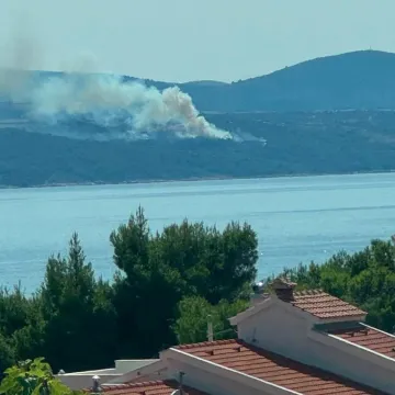 Na požari&scaron;tu na Braču od jutra dežura 38 vatrogasaca