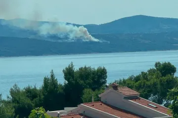 Na požari&scaron;tu na Braču od jutra dežura 38 vatrogasaca