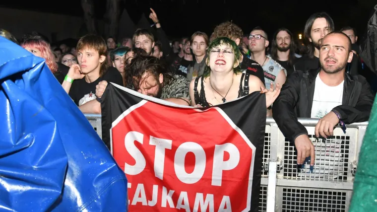 Nisu ih zaustavili ni pljuskovi: Pogledajte atmosferu s prve večeri RockLive Festivala