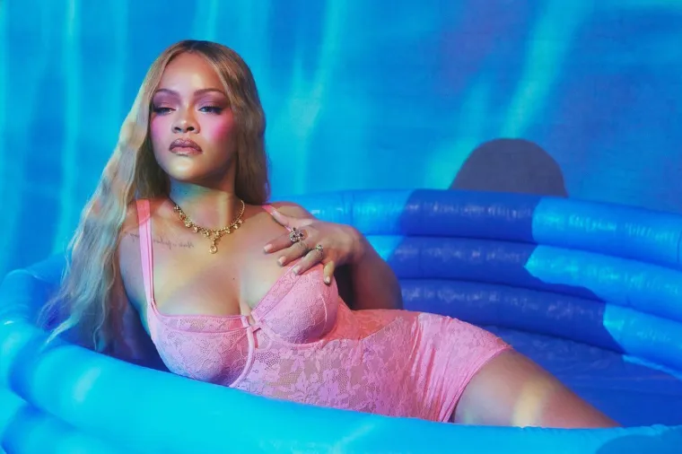Rihanna pokazala rasko&scaron;ne obline u prozirnoj čipki, fanovi ne skidaju pogled s novih fotografija