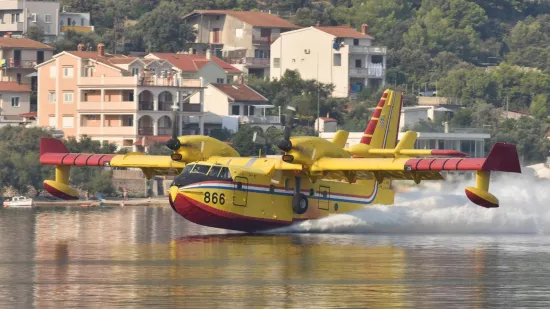 Hrvatska &scaron;alje kanader u Francusku: Evakuiran cijeli poluotok, požari gutaju vi&scaron;e od 11.000 hektara