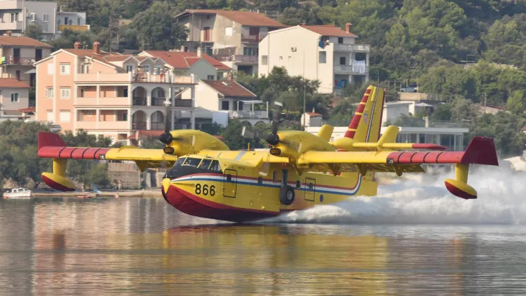 Hrvatska &scaron;alje kanader u Francusku: Evakuiran cijeli poluotok, požari gutaju vi&scaron;e od 11.000 hektara