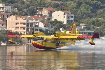Hrvatska &scaron;alje kanader u Francusku: Evakuiran cijeli poluotok, požari gutaju vi&scaron;e od 11.000 hektara