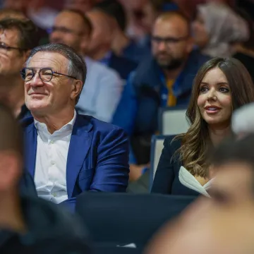 Zdravko Mamić objavio fotografiju s 27 godina mlađom Jelenom, prsten odmah privukao pažnju
