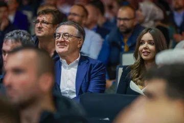 Zdravko Mamić objavio fotografiju s 27 godina mlađom Jelenom, prsten odmah privukao pažnju