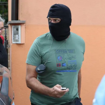 Evo za&scaron;to je policajac nosio fantomku pred &Scaron;egotinom kućom: 'Ne bi bilo dobro da ih prepoznaju'