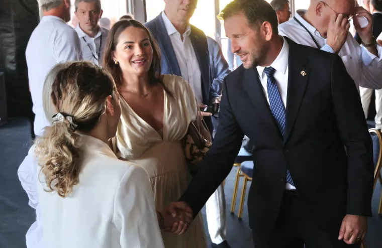 Barbara Džinović ex. Matić pokazala trudnički trbuh