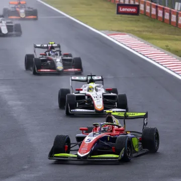 Slater najbrži na treningu Formule 3 koji su obilježili incidenti i dva prekida