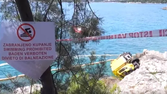 Kamion pun komunalnog otpada zavr&scaron;io u moru u Istri! 'Svi su skupljali smeće'