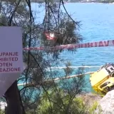 Kamion pun komunalnog otpada zavr&scaron;io u moru u Istri! 'Svi su skupljali smeće'