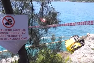 Kamion pun komunalnog otpada zavr&scaron;io u moru u Istri! 'Svi su skupljali smeće'