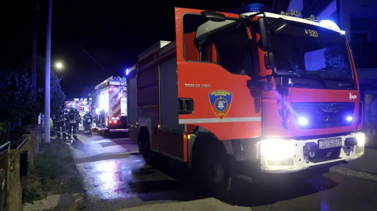 Vatra buknula u Podstrani: Na terenu vatrogasci iz tri postrojbe