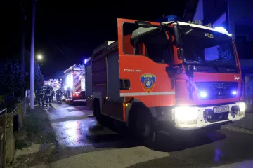 Požar buknuo u Podstrani, turisti su u strahu: 'Vatra je rastopila ručku automobila'