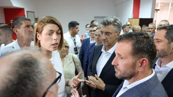 Premijer Plenković do&scaron;ao na ragbi spektakl: Pogledajte s kim je sjeo uz teren
