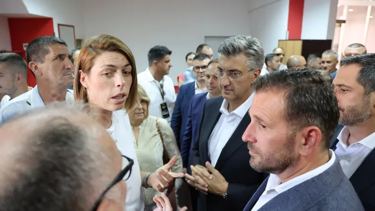 Premijer Plenković do&scaron;ao na ragbi spektakl: Pogledajte s kim je sjeo uz teren