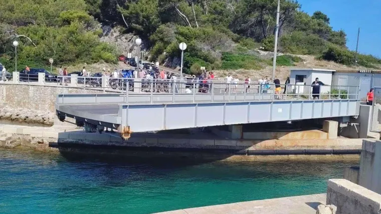Zaglavio most na Lo&scaron;inju: Nastao krkljanac, u pomoć priskočili vatrogasci