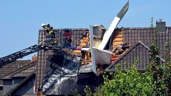 Avion se zabio u obiteljsku kuću: Pilot poginuo, traje potraga za jo&scaron; jednom osobom