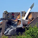 Avion se zabio u obiteljsku kuću: Pilot poginuo, traje potraga za jo&scaron; jednom osobom