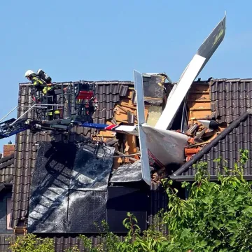 Avion se zabio u obiteljsku kuću: Pilot poginuo, traje potraga za jo&scaron; jednom osobom