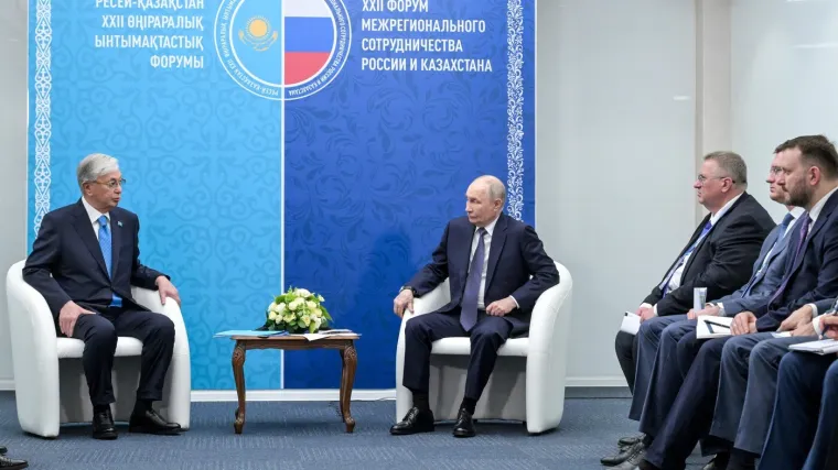 Predsjednik Kazahstana pred Putinom rekao da je vrijeme za kraj rata, kamere snimile njegovu reakciju