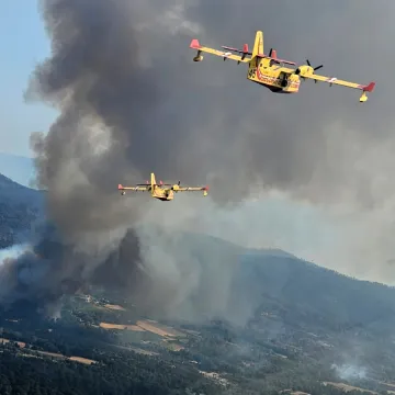 Hrvatski piloti gase velike požare u Francuskoj: U dva dana izbacili 402 tone vode